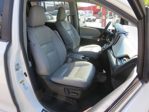 Used 2016 Toyota Sienna Limited Premium FWD image 11