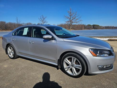 Used 2015 Volkswagen Passat TDI SE image 3