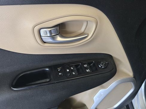 Used 2015 Jeep Renegade Latitude FWD image 17