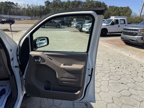 Used 2016 Nissan Frontier SV image 11