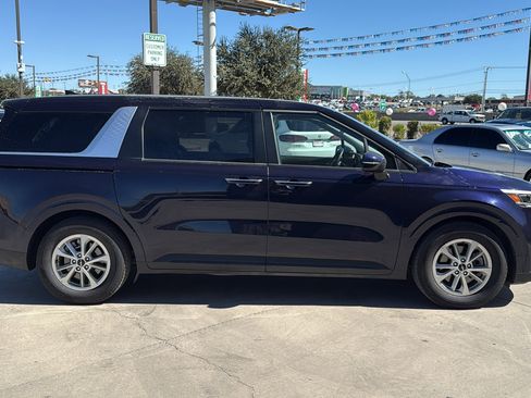 Used 2024 Kia Carnival LX image 6
