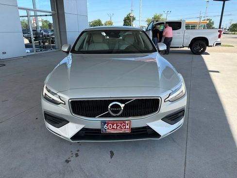 Used 2020 Volvo S60 T6 Momentum AWD/4WD image 3