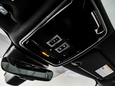 Used 2018 Land Rover Range Rover Velar R-Dynamic SE image 42