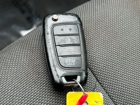 Used 2021 Hyundai Elantra SE image 25