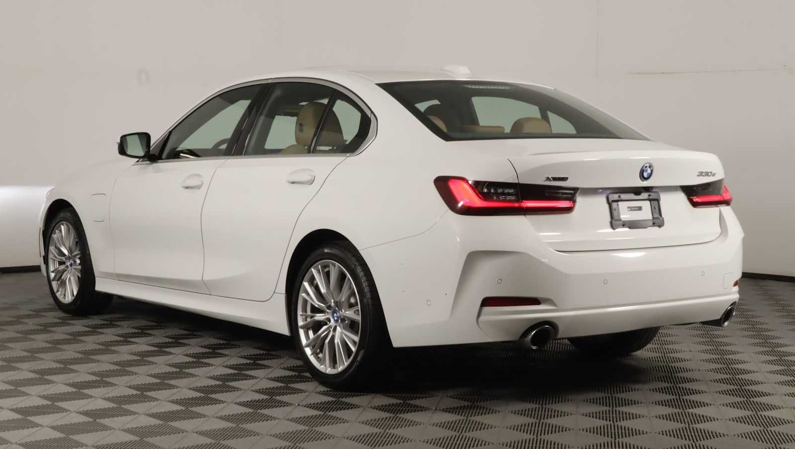 Used 2024 BMW 330e xDrive w/ Convenience Package AWD/4WD image 4