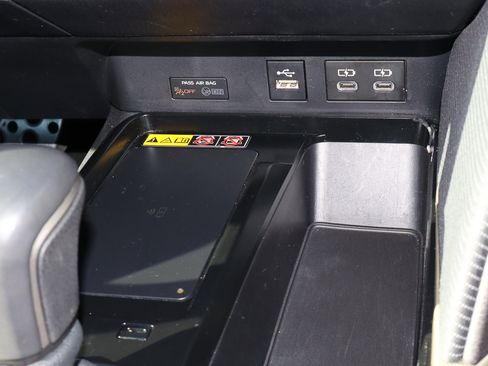 Used 2025 Toyota Camry SE image 11