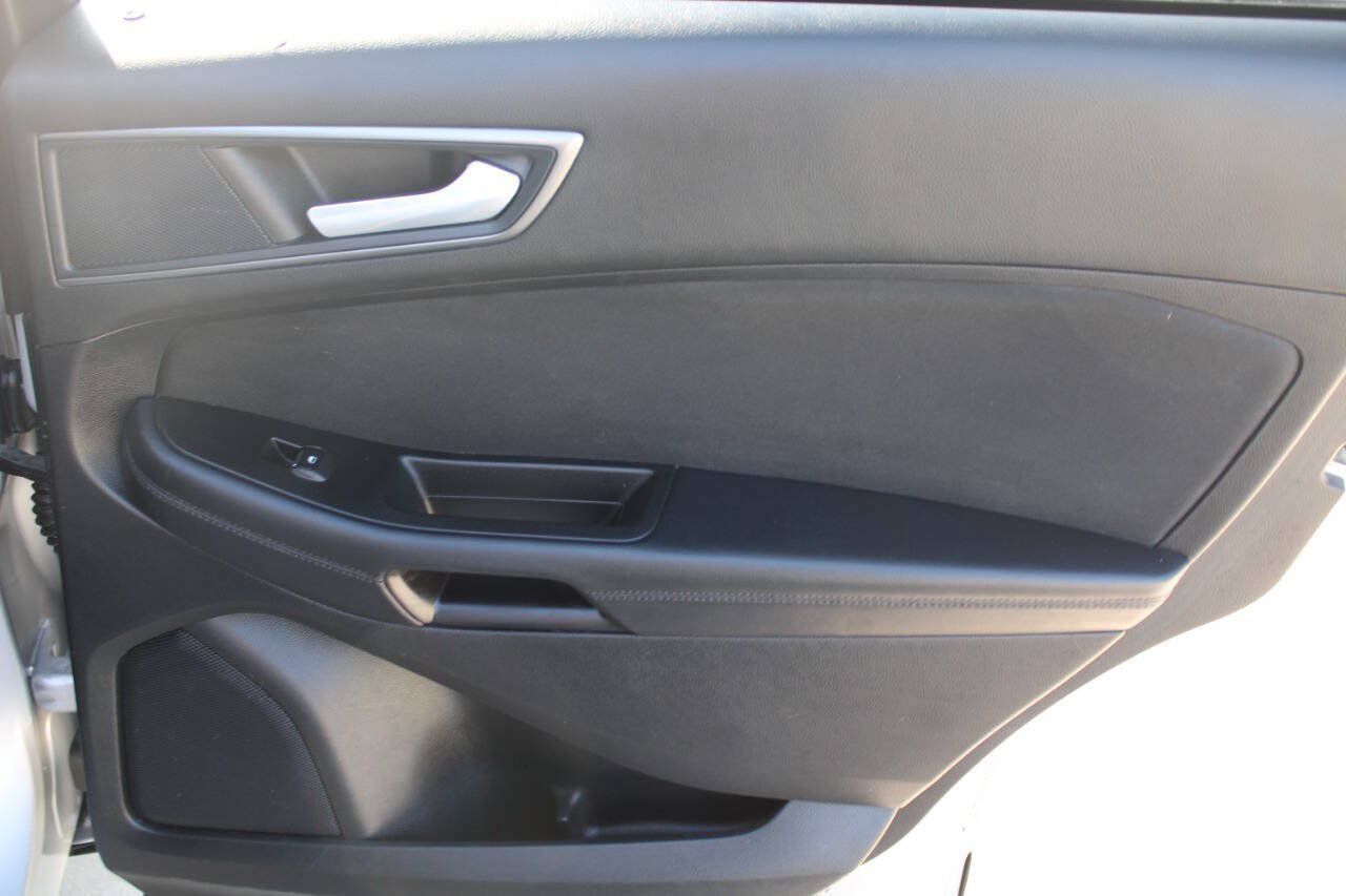 Used 2018 Ford Edge SE FWD image 10