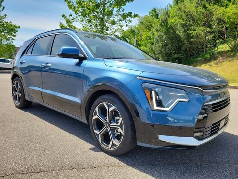 Used 2024 Kia Niro SX Touring image 1