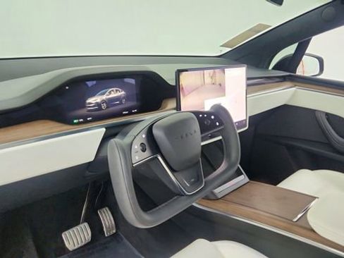 Used 2022 Tesla Model X image 18