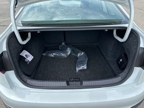 Certified 2023 Volkswagen Jetta SE w/ Panoramic Sunroof Package FWD image 35