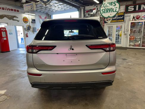 Used 2022 Mitsubishi Outlander ES image 4