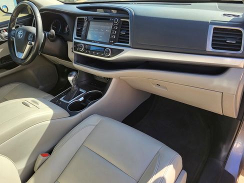 Used 2017 Toyota Highlander XLE image 14