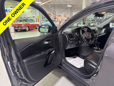 Used 2019 Jeep Cherokee Latitude Plus AWD/4WD image 11