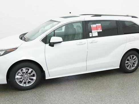 New 2026 Toyota Sienna XLE FWD image 5