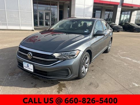 Used 2024 Volkswagen Jetta SE image 2