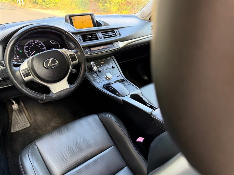 Used 2011 Lexus CT 200h Premium w/ Premium Audio Pkg FWD image 17