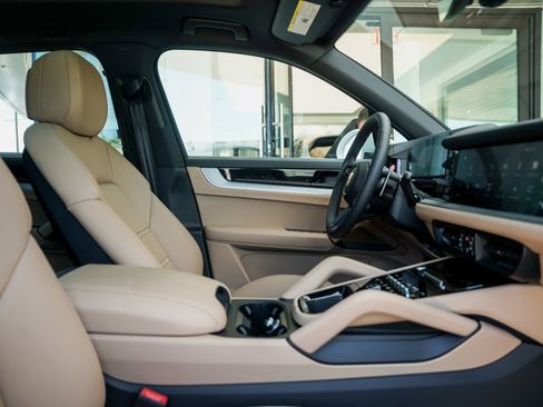 New 2025 Porsche Cayenne image 32