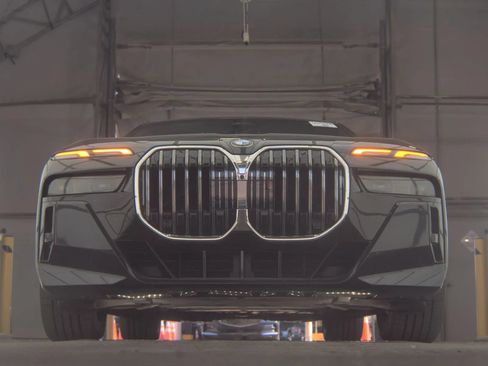 Used 2025 BMW 740i xDrive AWD/4WD image 4