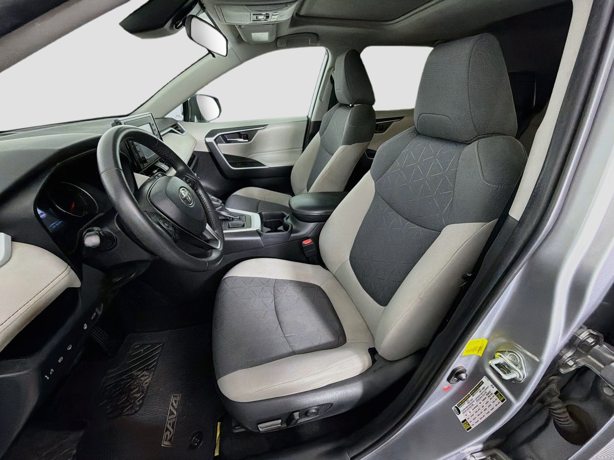 Used 2020 Toyota RAV4 XLE w/ Convenience Package FWD image 13