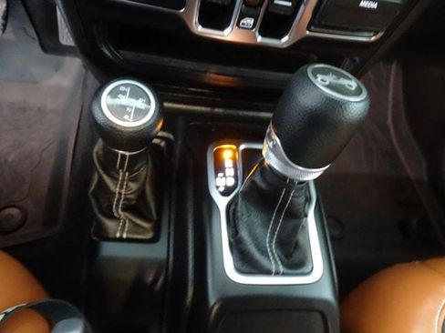 Used 2020 Jeep Wrangler Unlimited Sahara AWD/4WD image 10