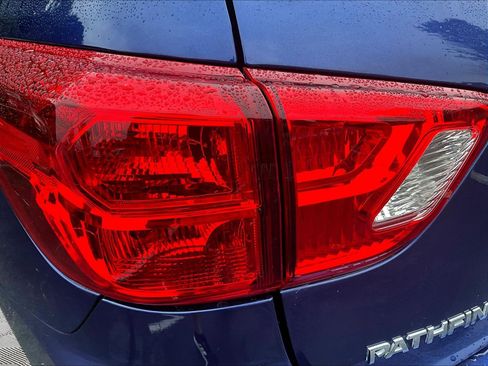 Used 2019 Nissan Pathfinder SV AWD/4WD image 23