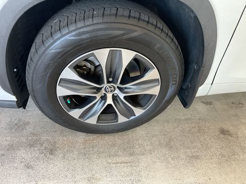 Used 2022 Toyota Highlander XLE AWD/4WD image 10