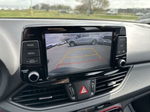 Used 2018 Hyundai Elantra GT Sport FWD image 17