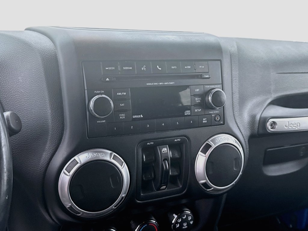Used 2015 Jeep Wrangler Unlimited Sahara w/ Connectivity Group AWD/4WD image 13