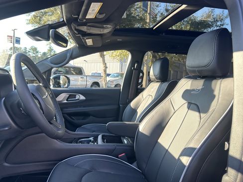 New 2026 Chrysler Pacifica Limited w/ S Appearance Package image 12