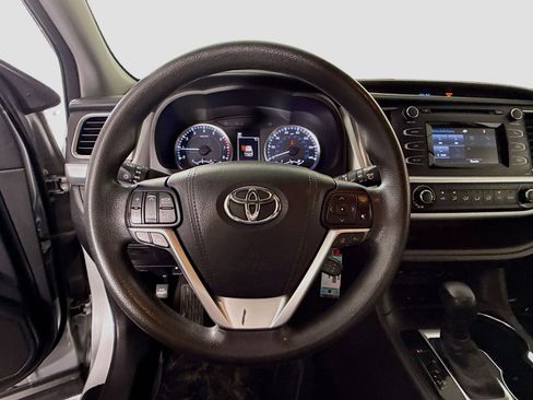 Used 2017 Toyota Highlander LE w/ Carpet Mat Package FWD image 13