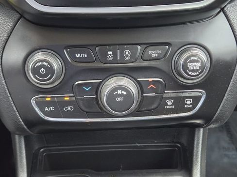 Used 2019 Jeep Cherokee Latitude w/ Popular Appearance Group FWD image 18
