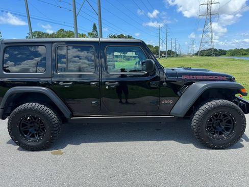 Used 2018 Jeep Wrangler Unlimited Rubicon w/ LED Lighting Group AWD/4WD image 3