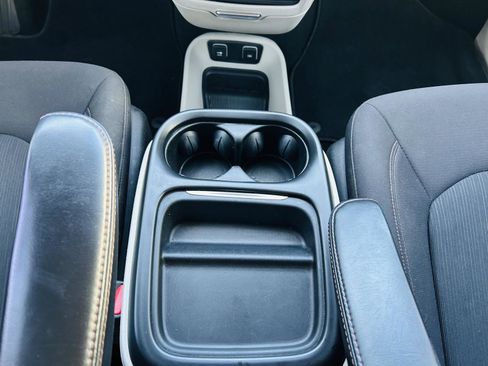 Used 2020 Chrysler Pacifica Touring w/ Cold Weather Group image 21