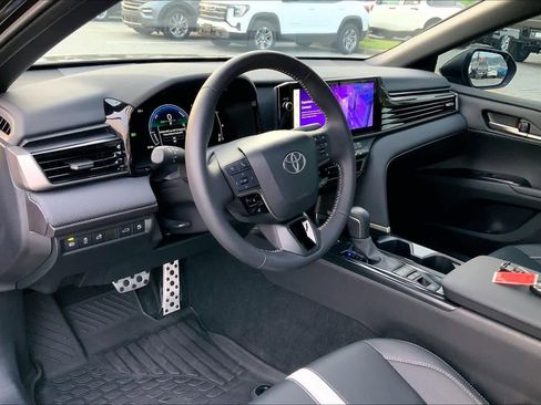 Used 2025 Toyota Camry SE w/ Multimedia Upgrade Package image 17