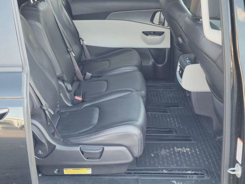 Used 2022 Kia Carnival LX image 14