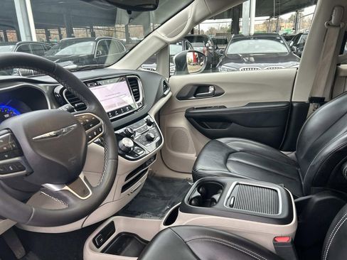 Used 2023 Chrysler Pacifica Touring-L image 20