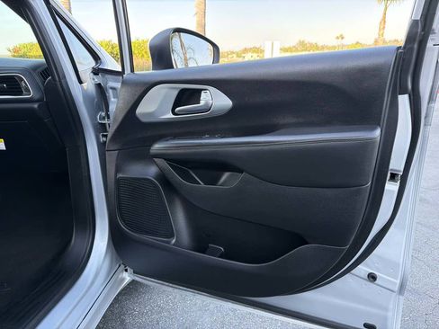 Used 2023 Chrysler Pacifica Touring-L w/ Uconnect Theater Family Group FWD image 22