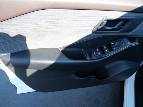 Used 2023 Nissan Rogue S AWD/4WD image 16