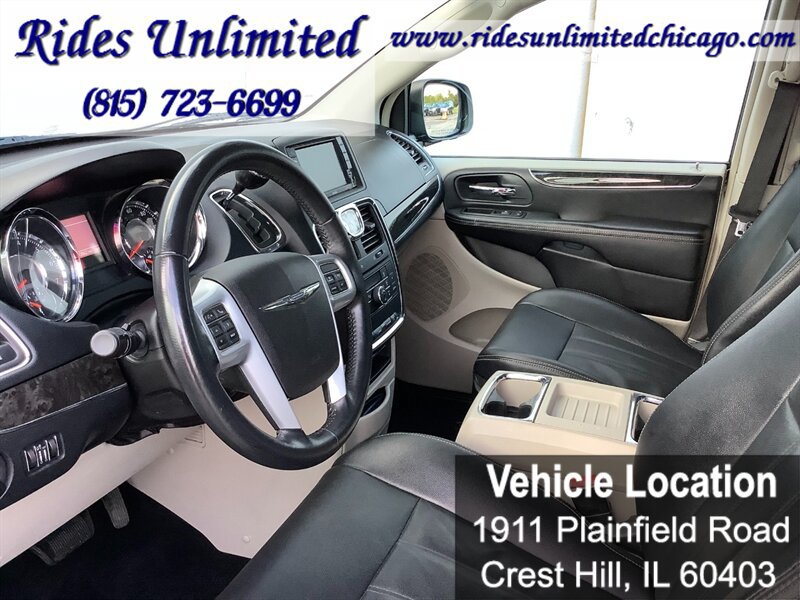 Used 2014 Chrysler Town & Country Touring FWD image 16