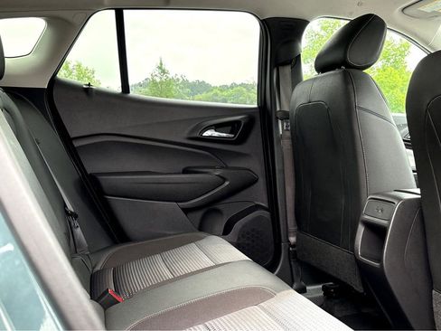 Used 2025 Chevrolet Trax LT FWD image 9