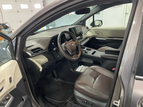 Used 2021 Toyota Sienna Platinum image 22