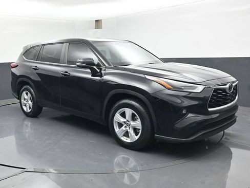 Used 2023 Toyota Highlander LE FWD image 2