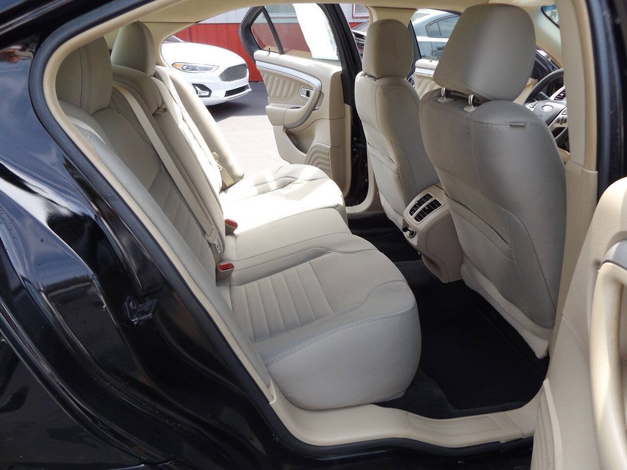 Used 2017 Ford Taurus SE FWD image 24