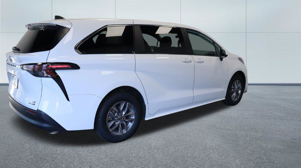 Used 2024 Toyota Sienna LE AWD/4WD image 8