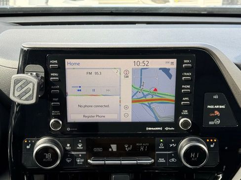 Used 2020 Toyota Highlander XLE image 45