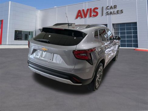 Used 2025 Chevrolet Trax LT w/ LT Convenience Package image 5