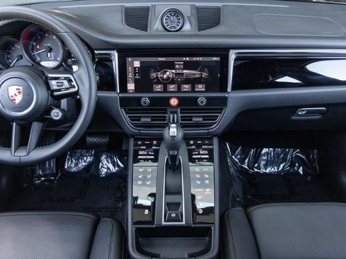 Certified 2026 Porsche Macan AWD/4WD image 46