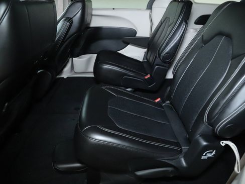 Used 2024 Chrysler Pacifica Touring-L image 14