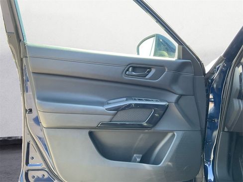 Used 2024 Nissan Pathfinder SV image 9