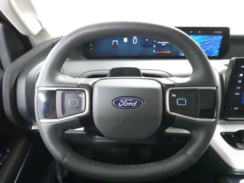 Used 2025 Ford Expedition Active AWD/4WD image 12